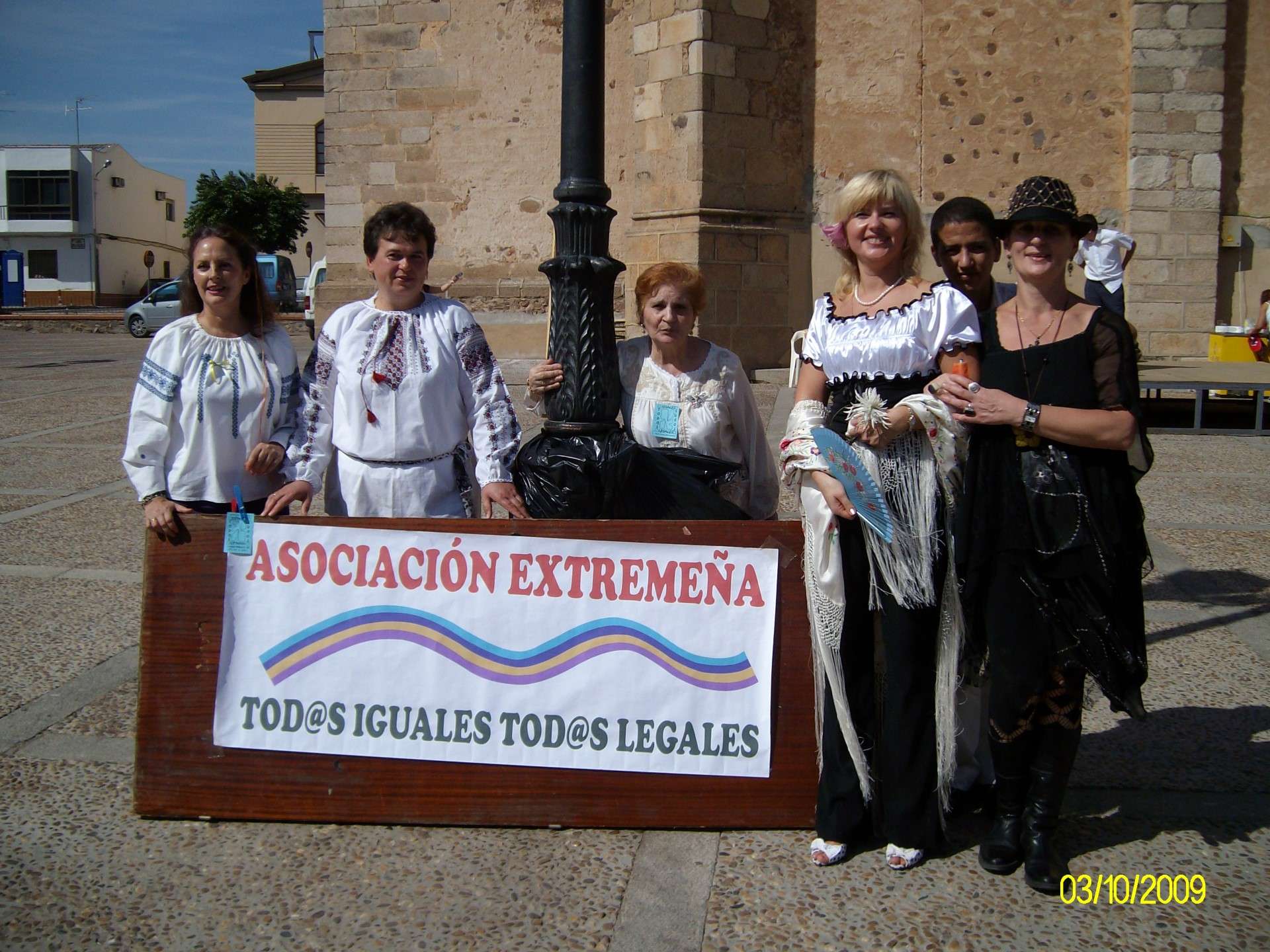 Con algunos de los miembros de la Asociación Extremeña Tod@s iguales, Tod@s legales. Foto: Cedida