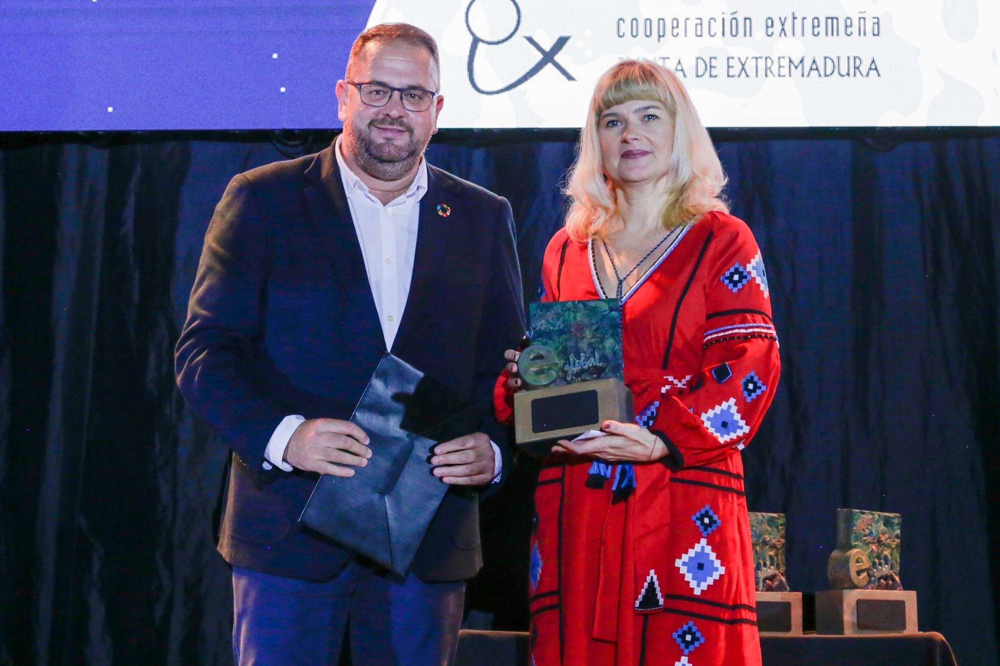 Con Rodríguez Osuna, alcalde de Mérida, recogiendo el Premio Extremadura Global 2022. Foto: Cedida