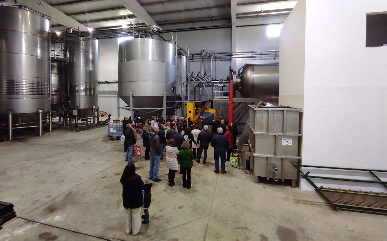 Avitibar visita las nuevas instalaciones de la Sociedad Cooperativa de Olivareros y Viticultores de Ribera del Fresno