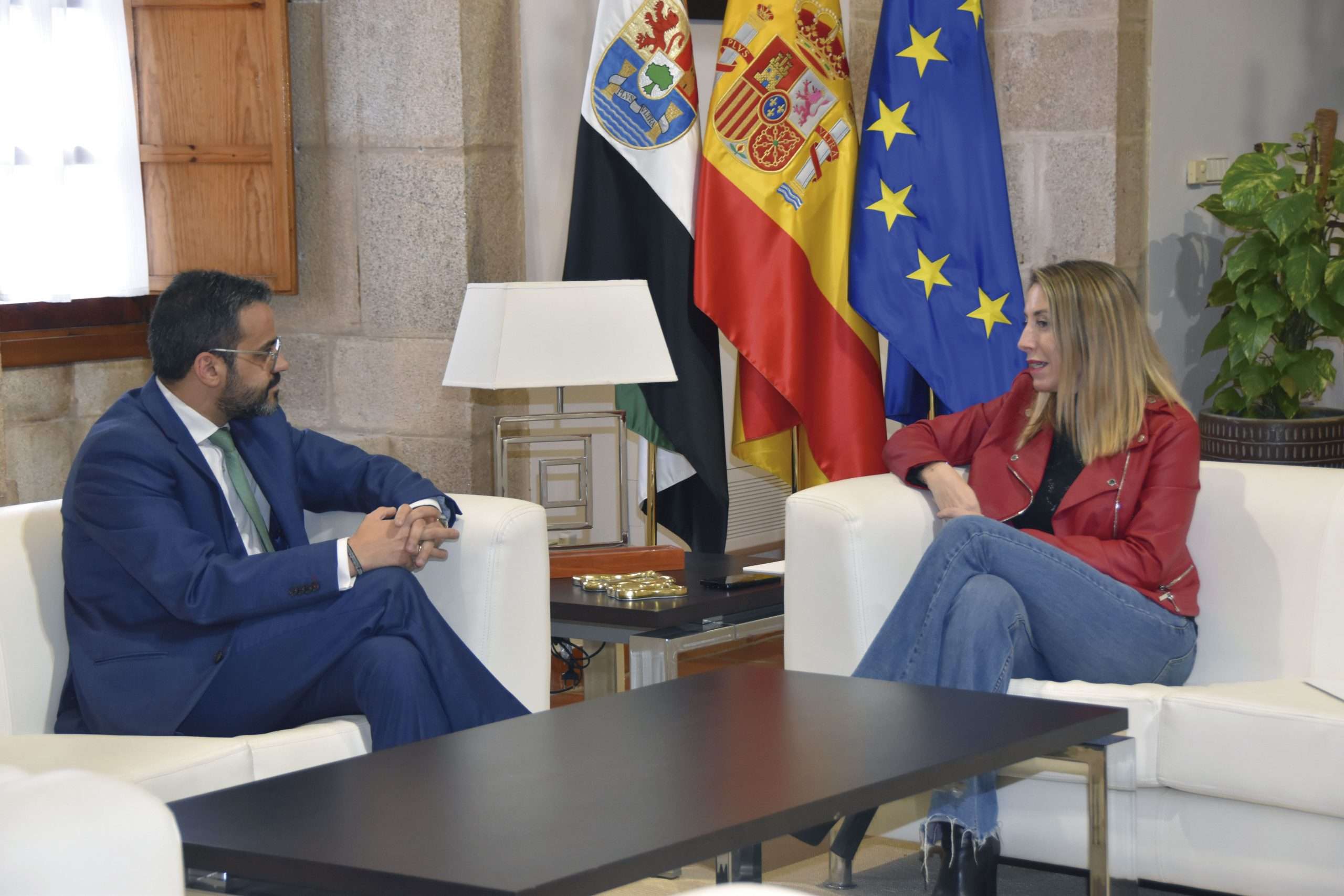 El presidente de la Fempex se reúne con la presidenta de la Junta de Extremadura