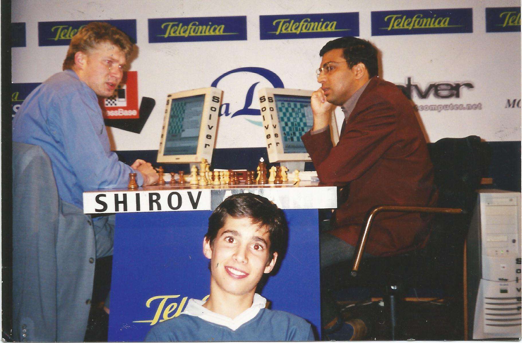 Posando delante delante de Alexéi Shirov y de 'Vishy' Anand. Foto: Cedida