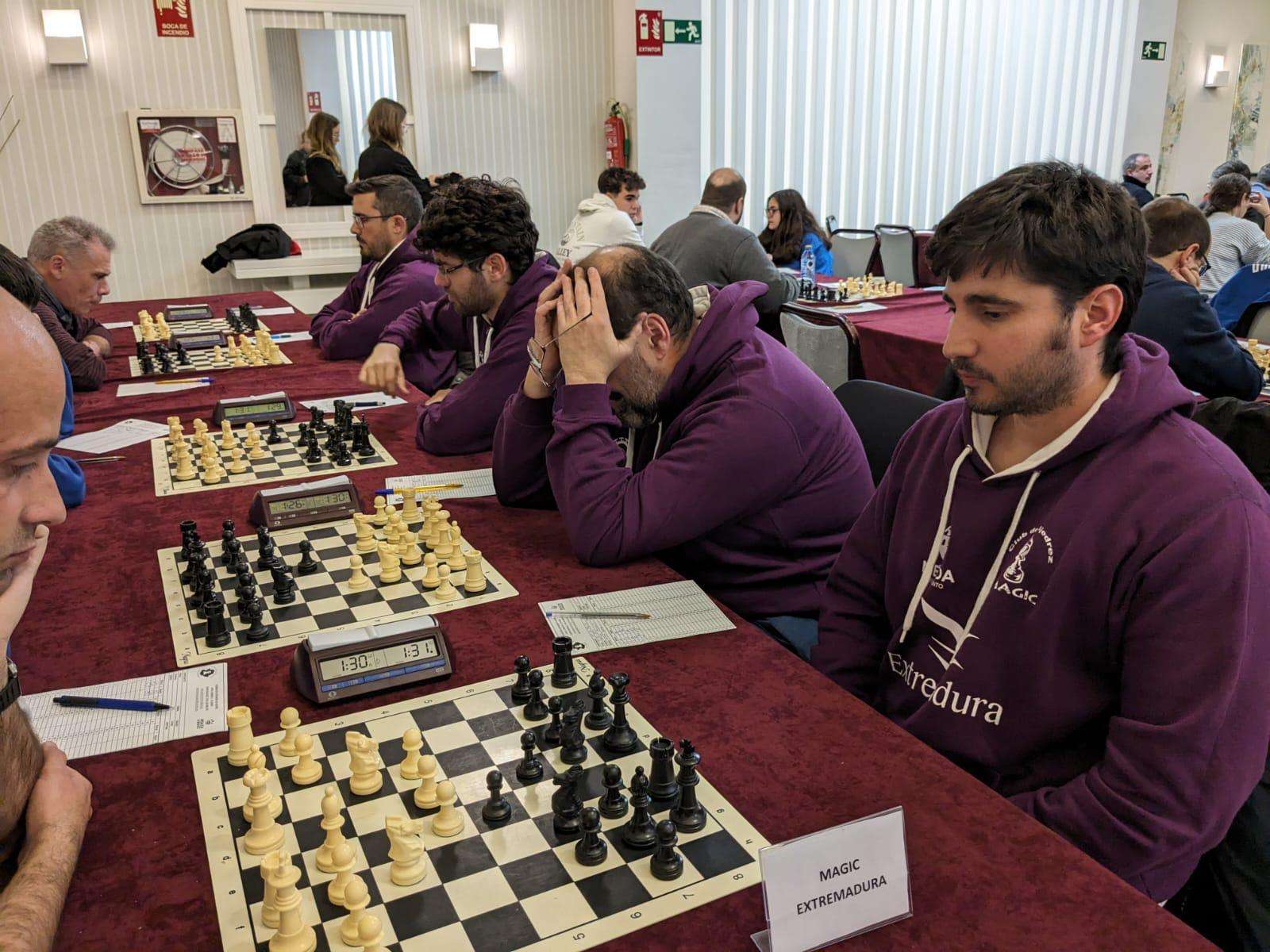 En plena disputa por el Campeonato de Extremadura de ajedrez. Foto: Cedida