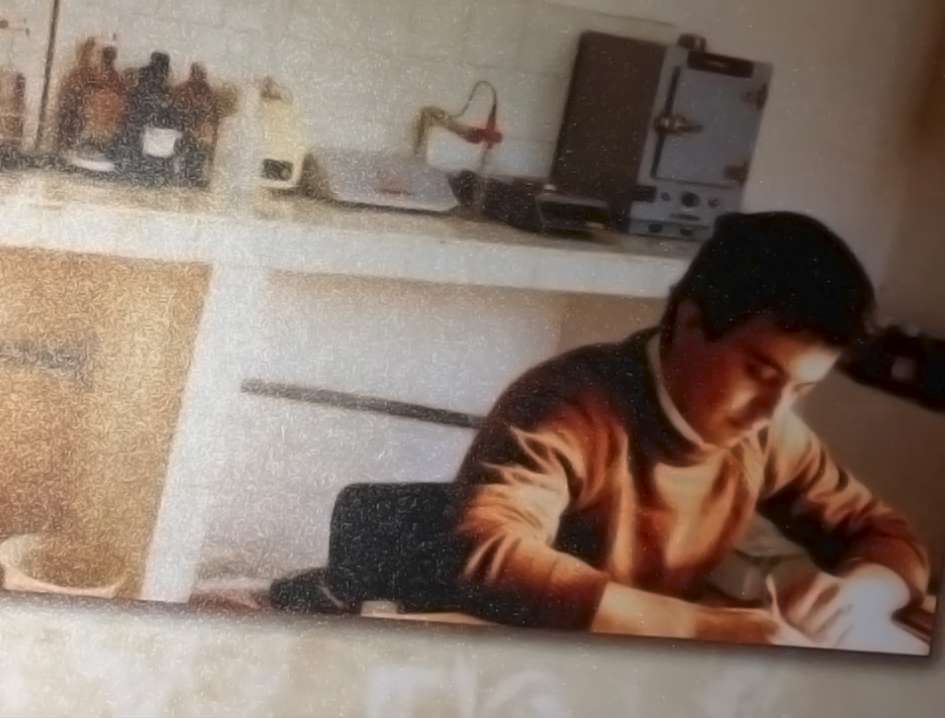 Enrique Suárez en el laboratorio de la Cooperativa Santa Marta Virgen en 1988. Foto: Cedida