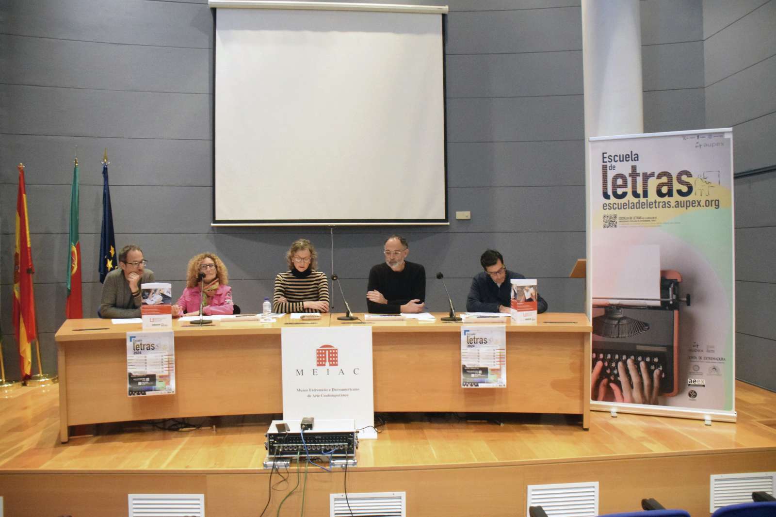 La Junta de Extremadura reafirma su compromiso con la Escuela de Letras. Foto: Junta de Extremadura