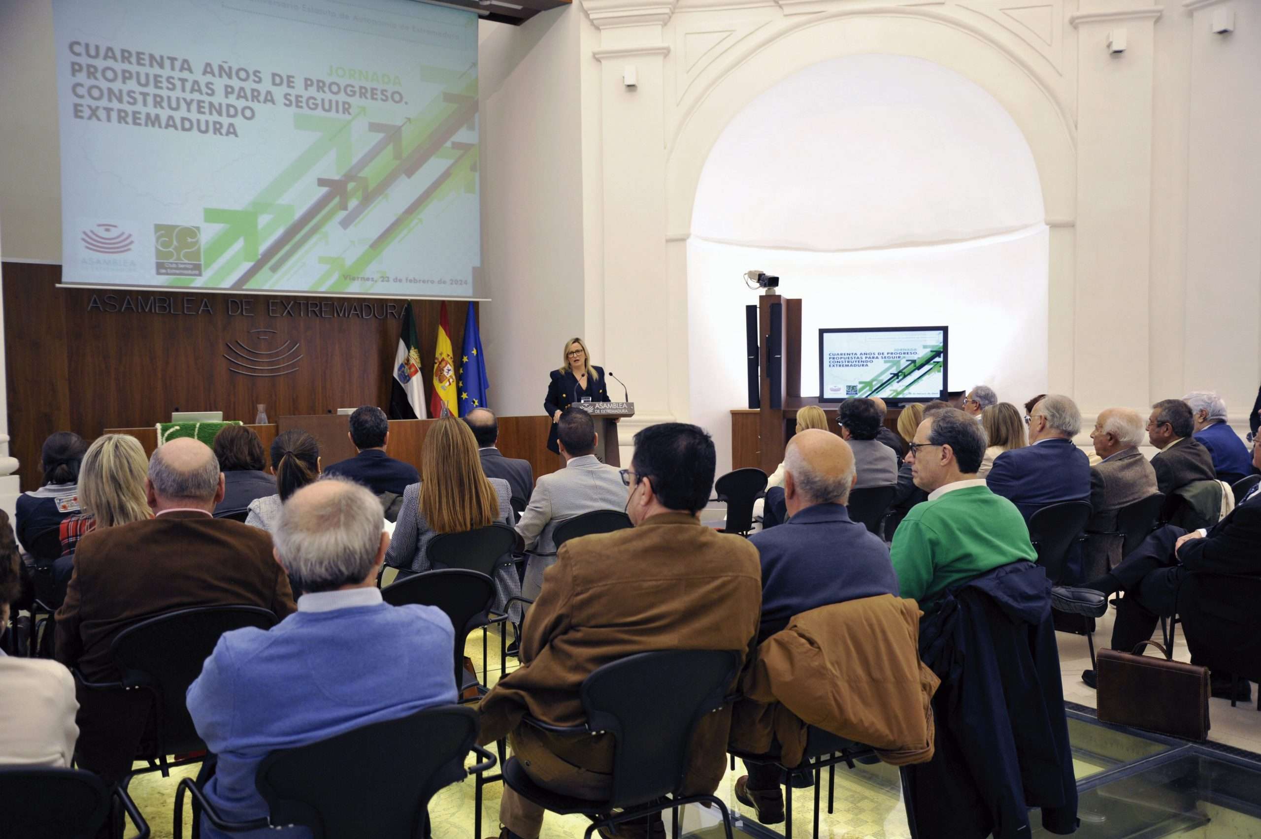 La Asamblea de Extremadura acoge la jornada del Club Senior ‘40 años de progreso. Propuestas para seguir construyendo Extremadura’