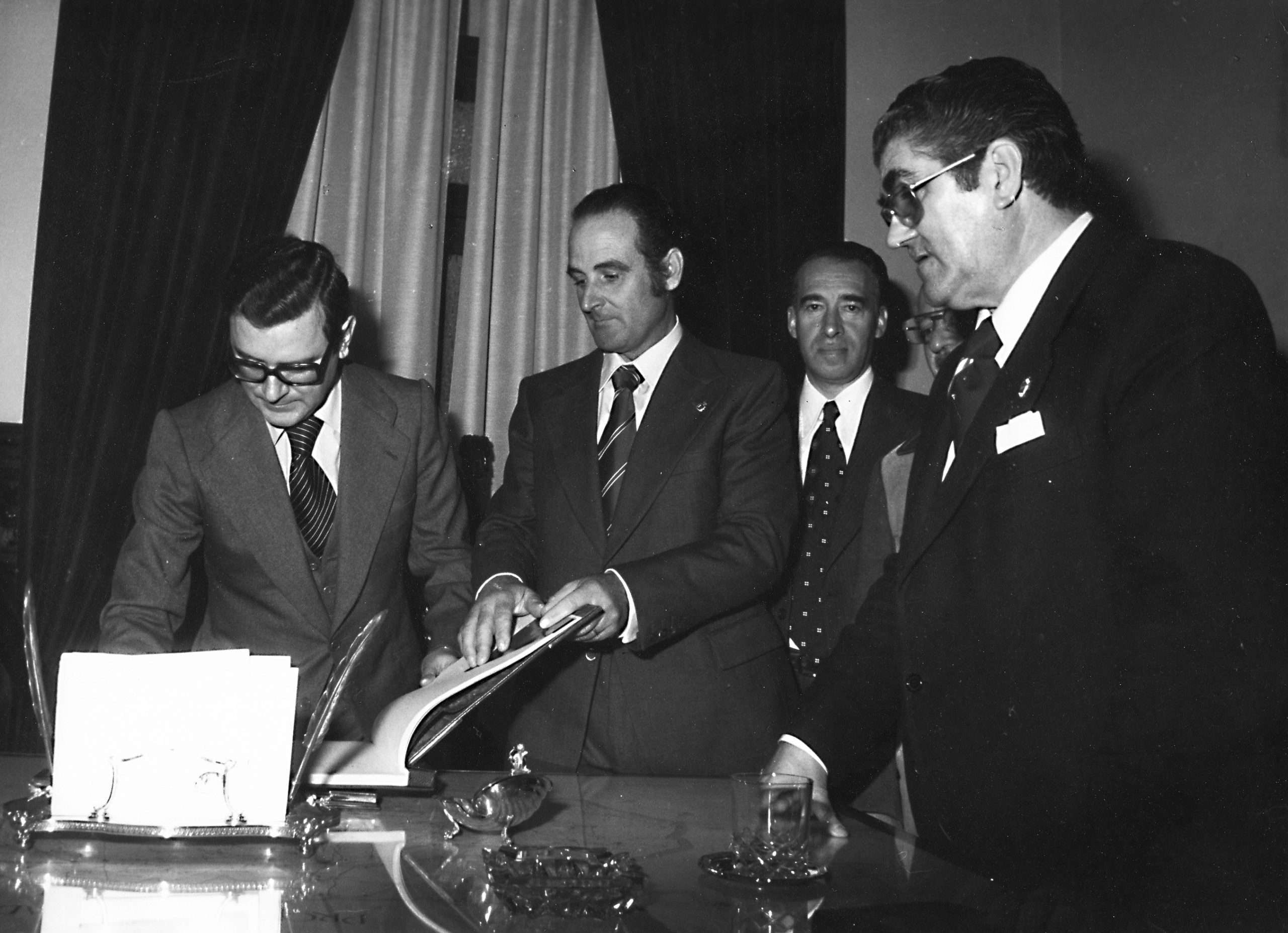 Firma de la compra del Hospital Clínico por la Seguridad Social. Foto: Cedida