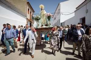 La presidenta de la Junta de Extremadura, María Guardiola, procesiona con la Virgen de Botós en Puebla del Prior. Un gesto de proximidad hacia la Extremadura rural