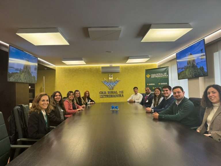 Diez universitarios se incorporan como becarios a Caja Rural de Extremadura