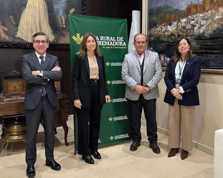 Caja Rural de Extremadura y Aeceriber colaborarán para impulsar el porcino ibérico