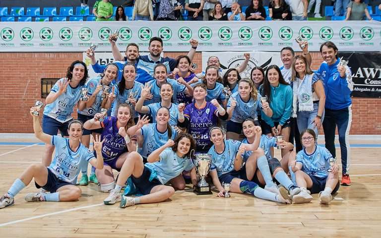 El Colegio San José de Cáceres consigue la Copa de Extremadura de fútbol sala femenino