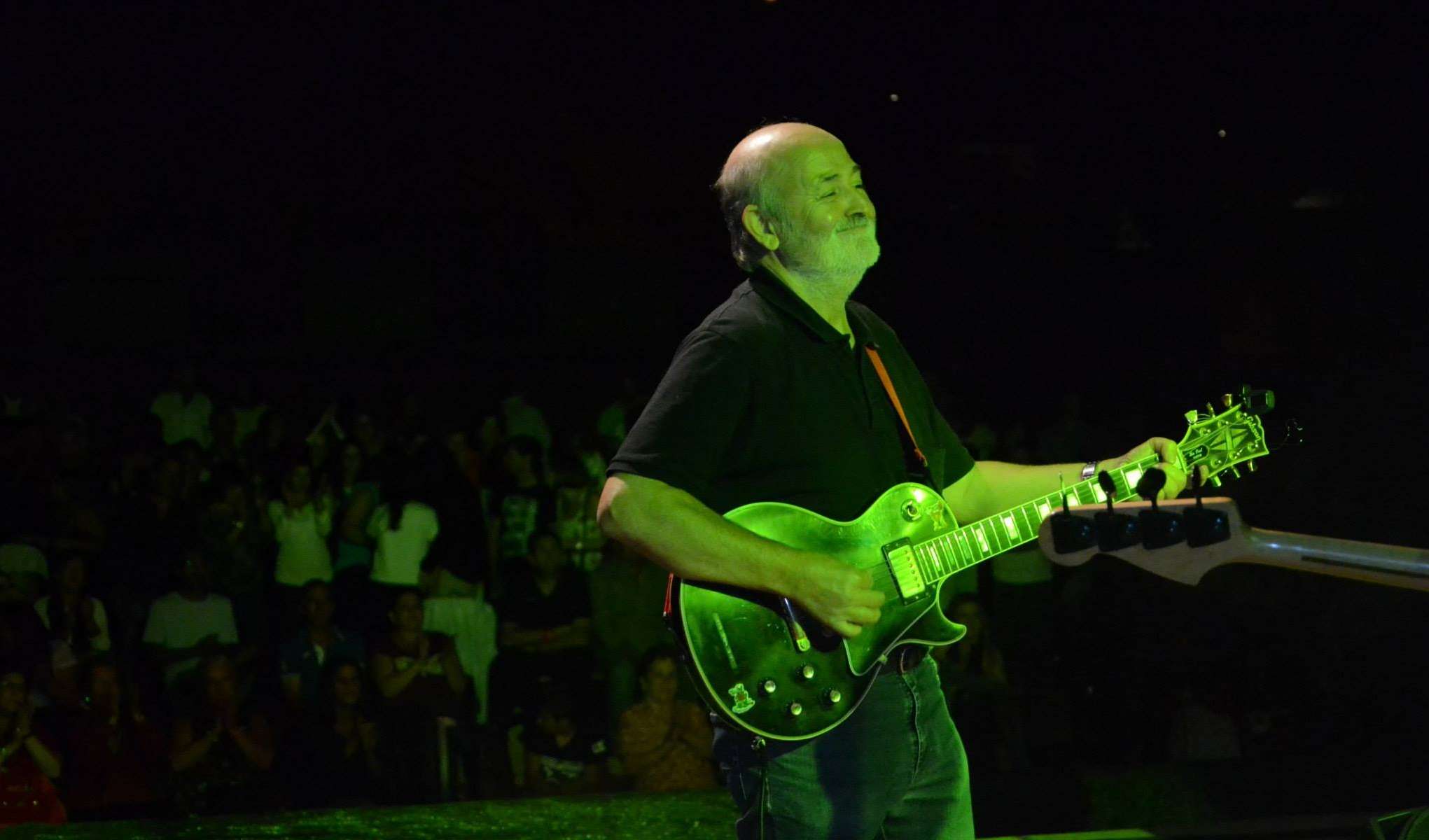 En pleno concierto con 'Los del Cerro', en Montijo. Foto: Cedida