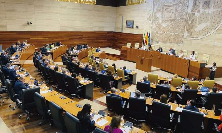 La Asamblea de Extremadura reitera su compromiso con el pueblo gitano, su historia y cultura propia