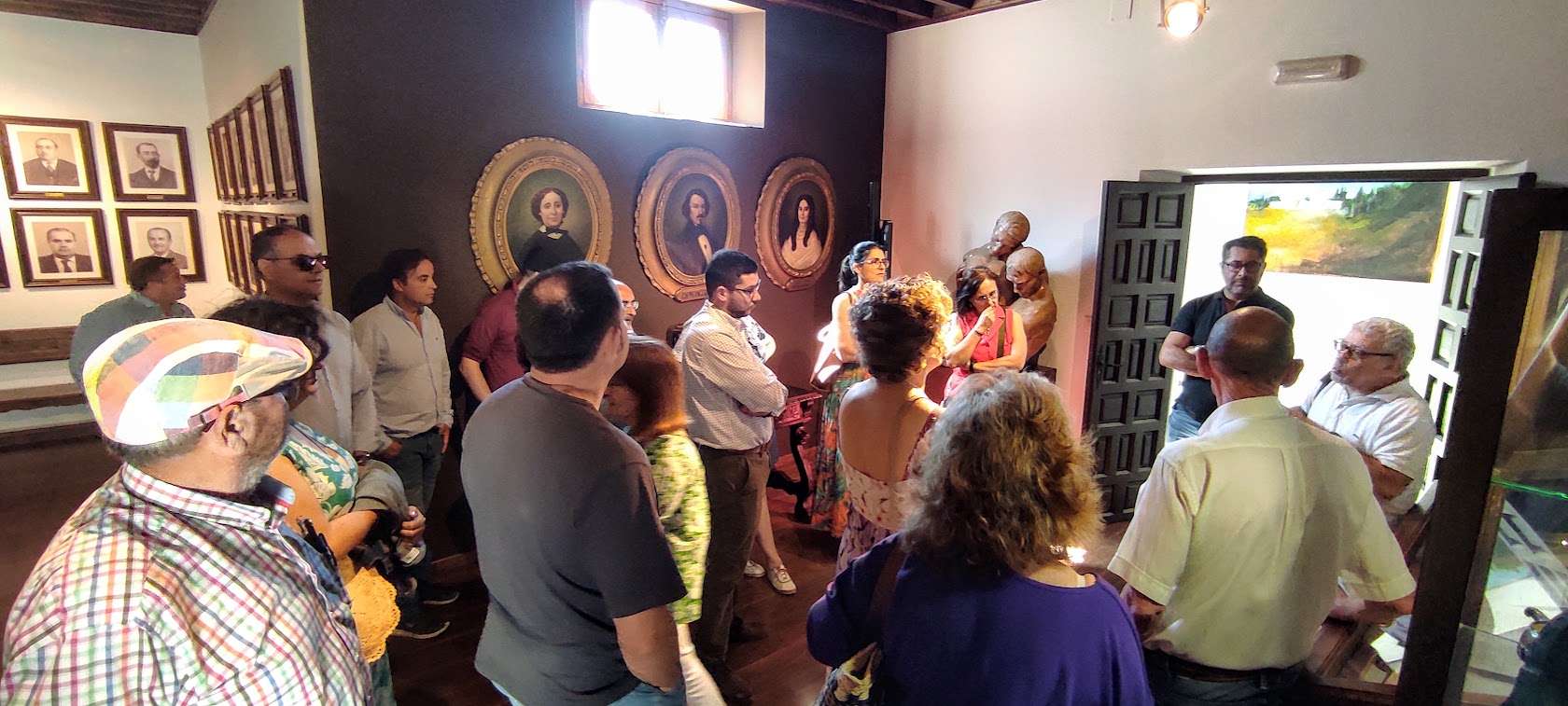 Mario Tena muestra el Palacio de Monsalud. Foto: Cedida