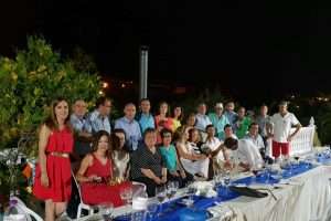 La Generación del 64 vuelve a juntarse, esta vez con la plantación de un árbol