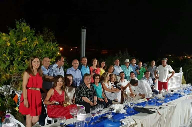 La Generación del 64 vuelve a juntarse, esta vez con la plantación de un árbol