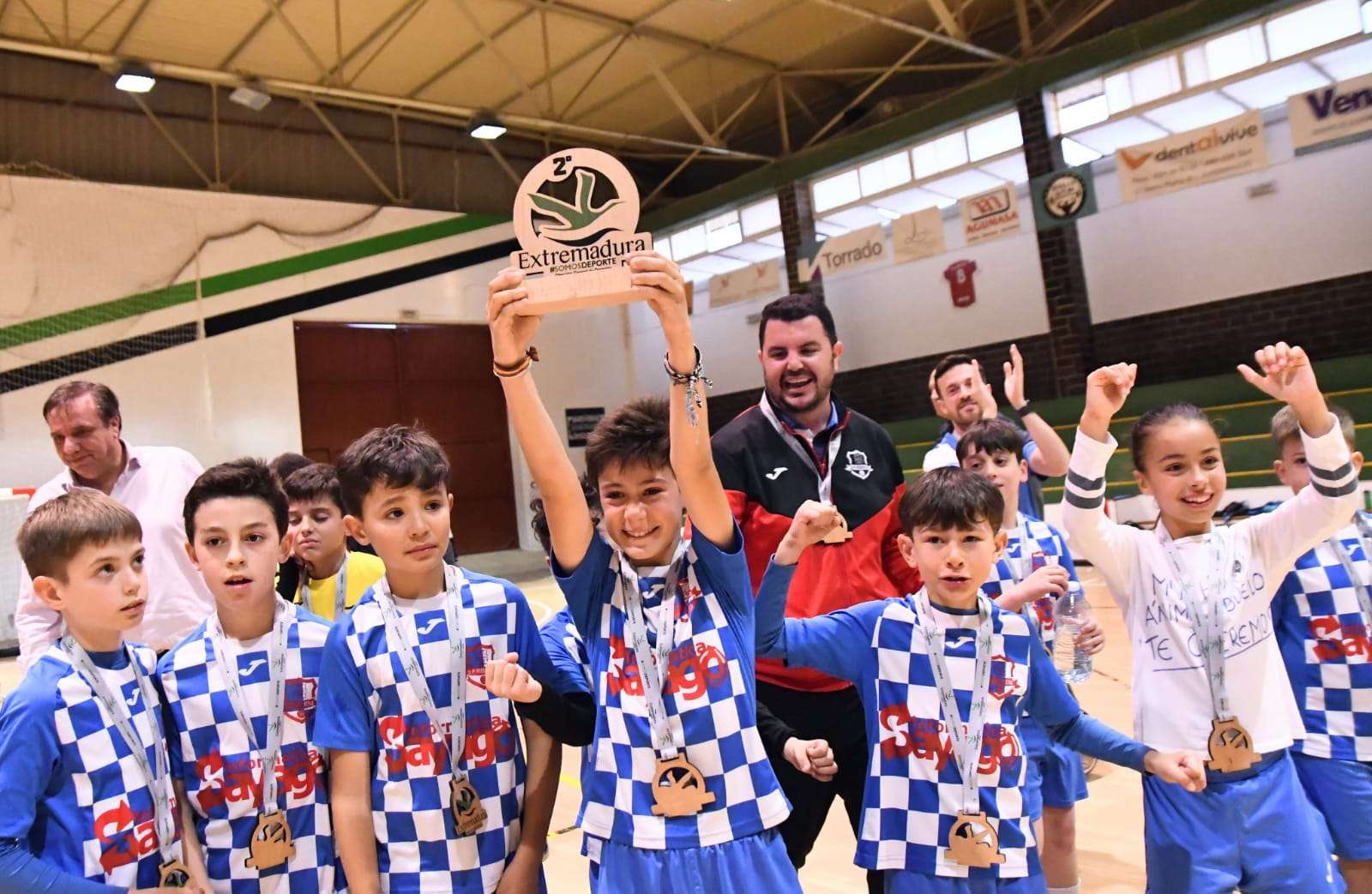 Germán mostrando su trofeo junto a sus compañeros en la SP Ribereña; detrás, Juanjo Ledesma, su entrenador. Foto: Cedida