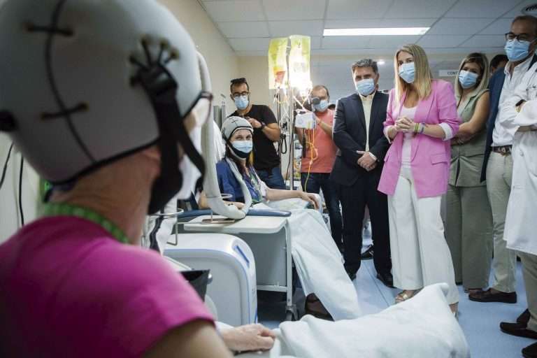 El Hospital de Cáceres pone en marcha un dispositivo puntero para reducir la caída del cabello en pacientes oncológicos
