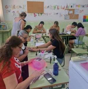Aldea Moret acoge un curso de formación de manicura en el marco del programa Crisol