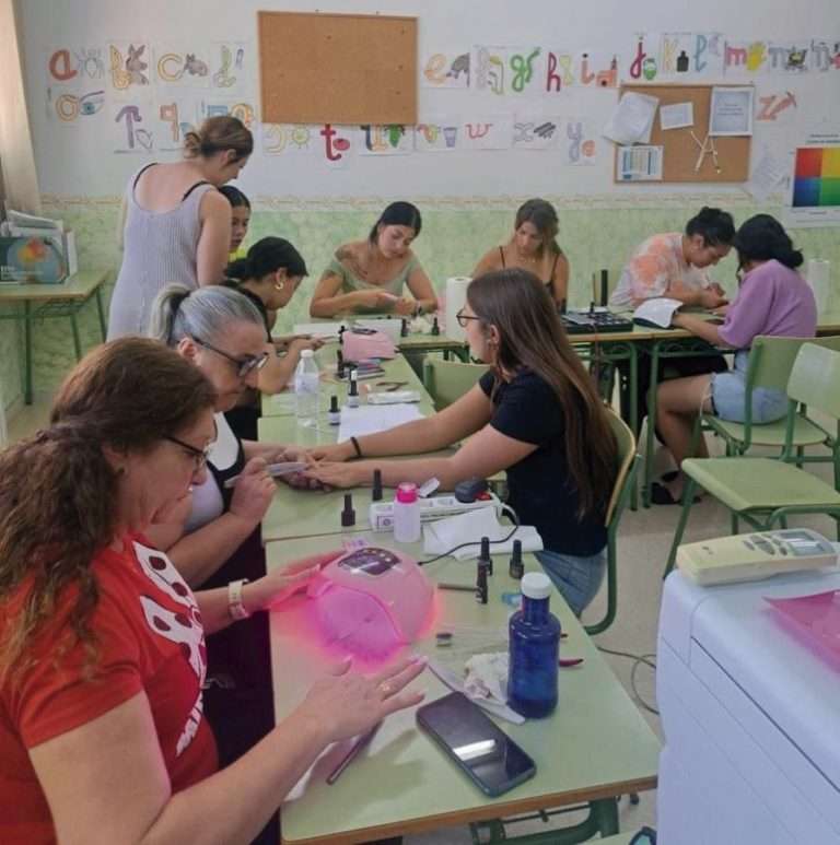 Aldea Moret acoge un curso de formación de manicura en el marco del programa Crisol