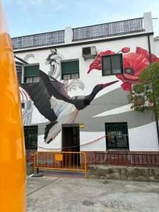 Salorino se llena de color con los murales de Lula Goce