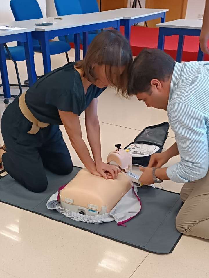 Banca Pueyo adquiere un desfibrilador para su sede central de Villanueva de la Serena