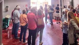 La asociación Avitibar visita las nuevas instalaciones de la Cooperativa de Ribera del Fresno en plena vendimia