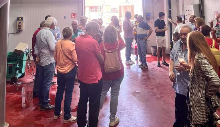 La asociación Avitibar visita las nuevas instalaciones de la Cooperativa de Ribera del Fresno en plena vendimia