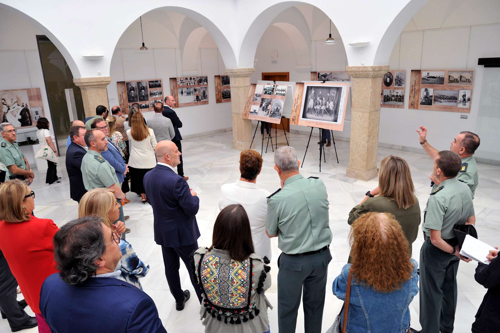 La Asamblea de Extremadura acoge una exposición fotográfica histórica de la Guardia Civil