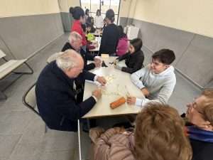 El instituto Valdemedel fortalece vínculos generacionales con una jornada de café, juegos y reflexiones compartidas