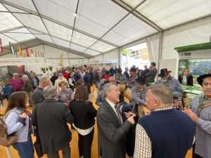 La X Feria apícola y de turismo de Las Hurdes se celebra con éxito de público