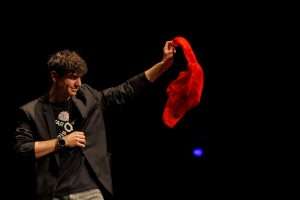 El mago pacense Álvaro Risquete presenta en Madrid su nuevo espectáculo, ‘Sin magia no hay comedia’