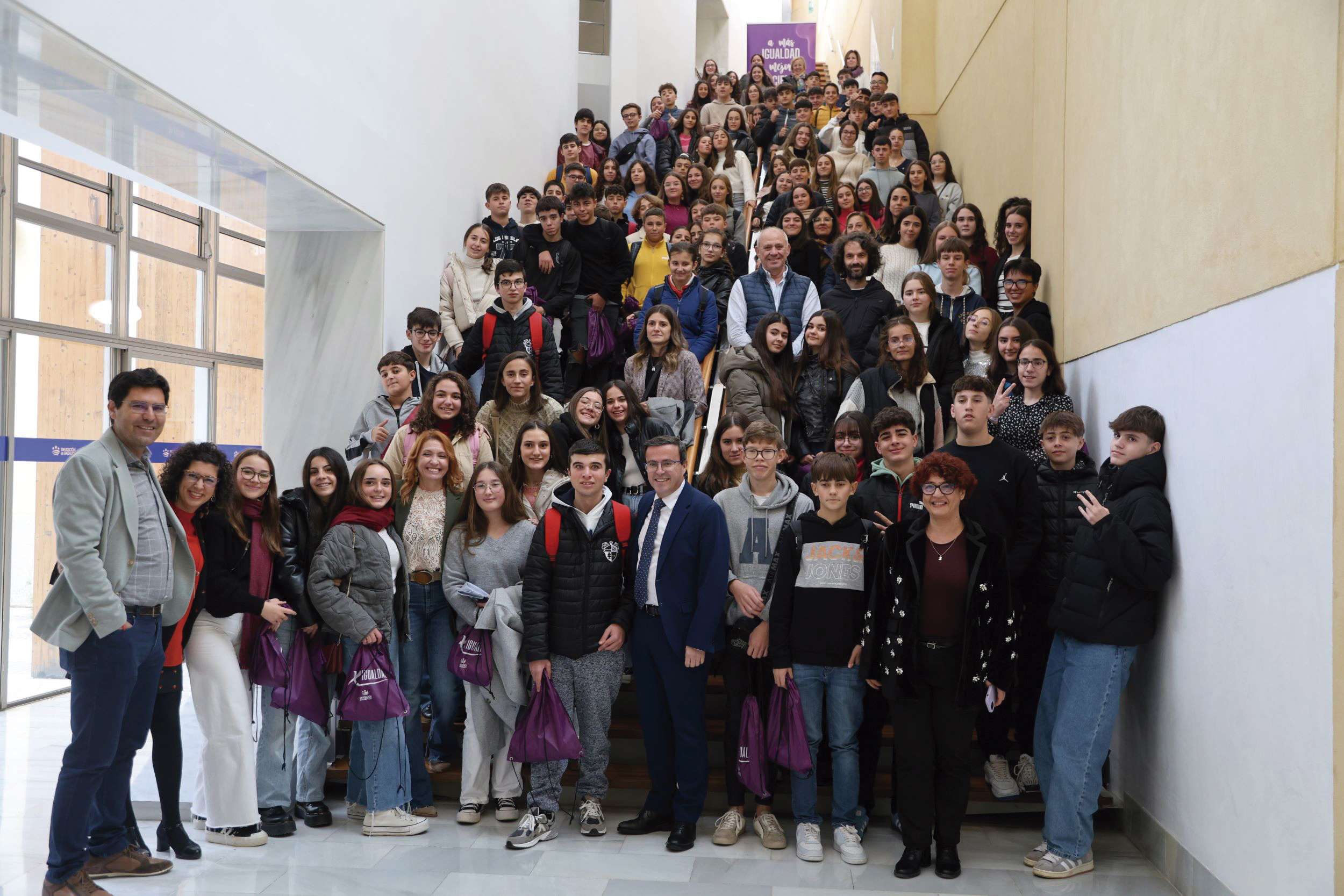 Estudiantes de cuatro institutos protagonizan un pleno sobre igualdad y violencia digital en la Diputación de Badajoz