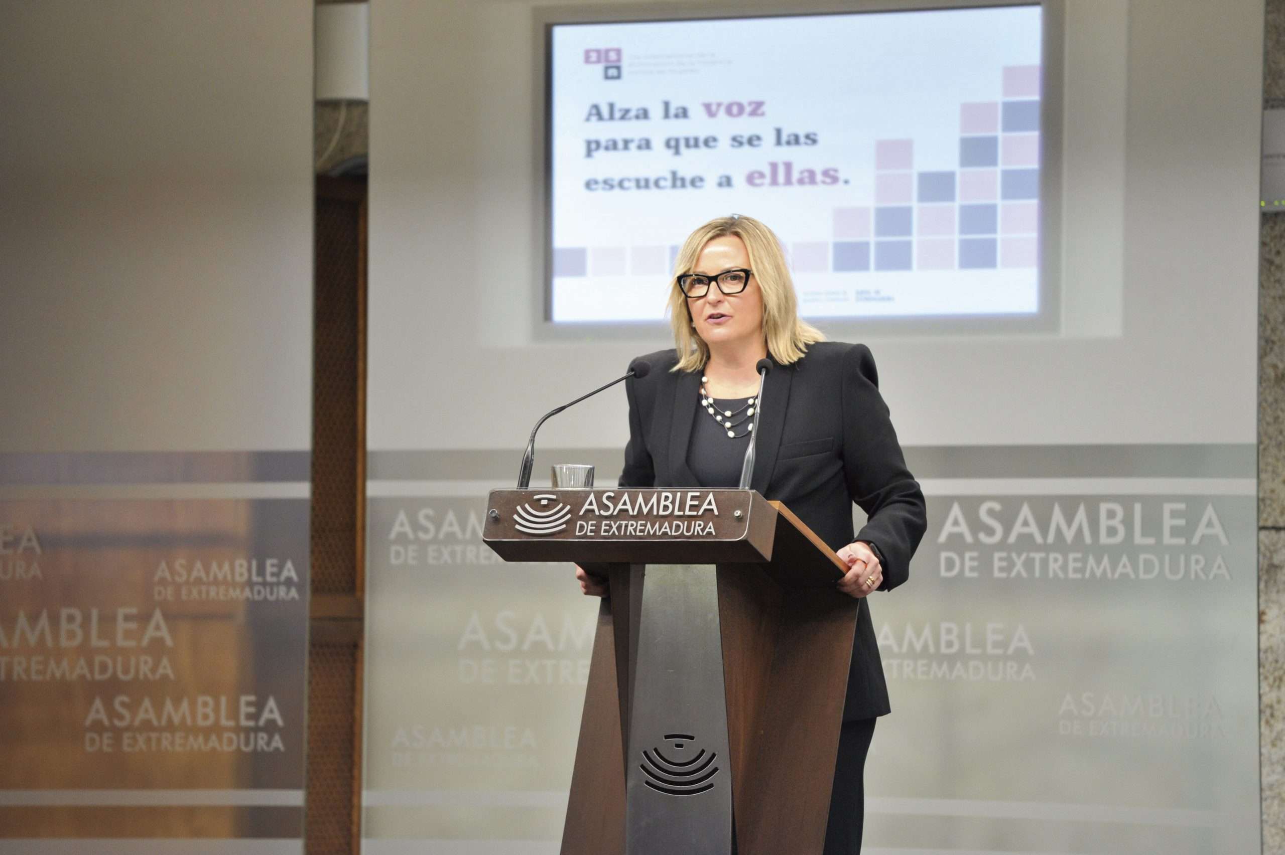 La Asamblea de Extremadura conmemora el Día Internacional de la Eliminación de la Violencia contra la Mujer