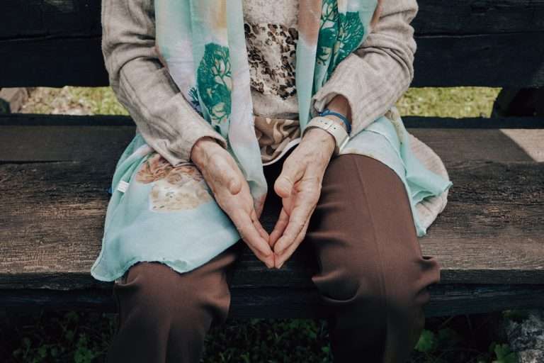 Un informe de la Fundación La Caixa aborda la soledad de las personas mayores