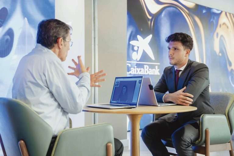 CaixaBank ofrece el servicio de videointerpretación en lengua de signos en sus oficinas de Extremadura