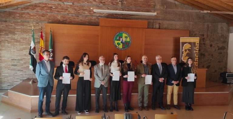 La Fundación Fernando Valhondo Calaff entrega las credenciales de varios contratos de investigación en la Universidad de Extremadura