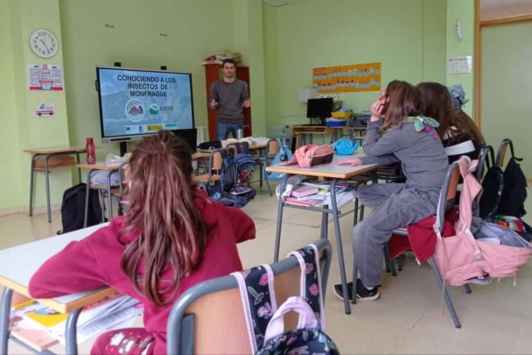 La Asociación para el desarrollo de Monfragüe y su entorno enseña a los niños la importancia de los insectos
