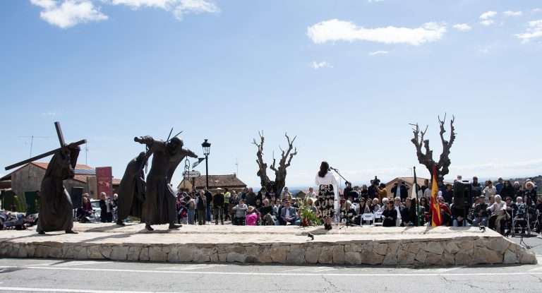 Valverde de la Vera inaugura un grupo escultórico en homenaje a 'Los Empalaos'
