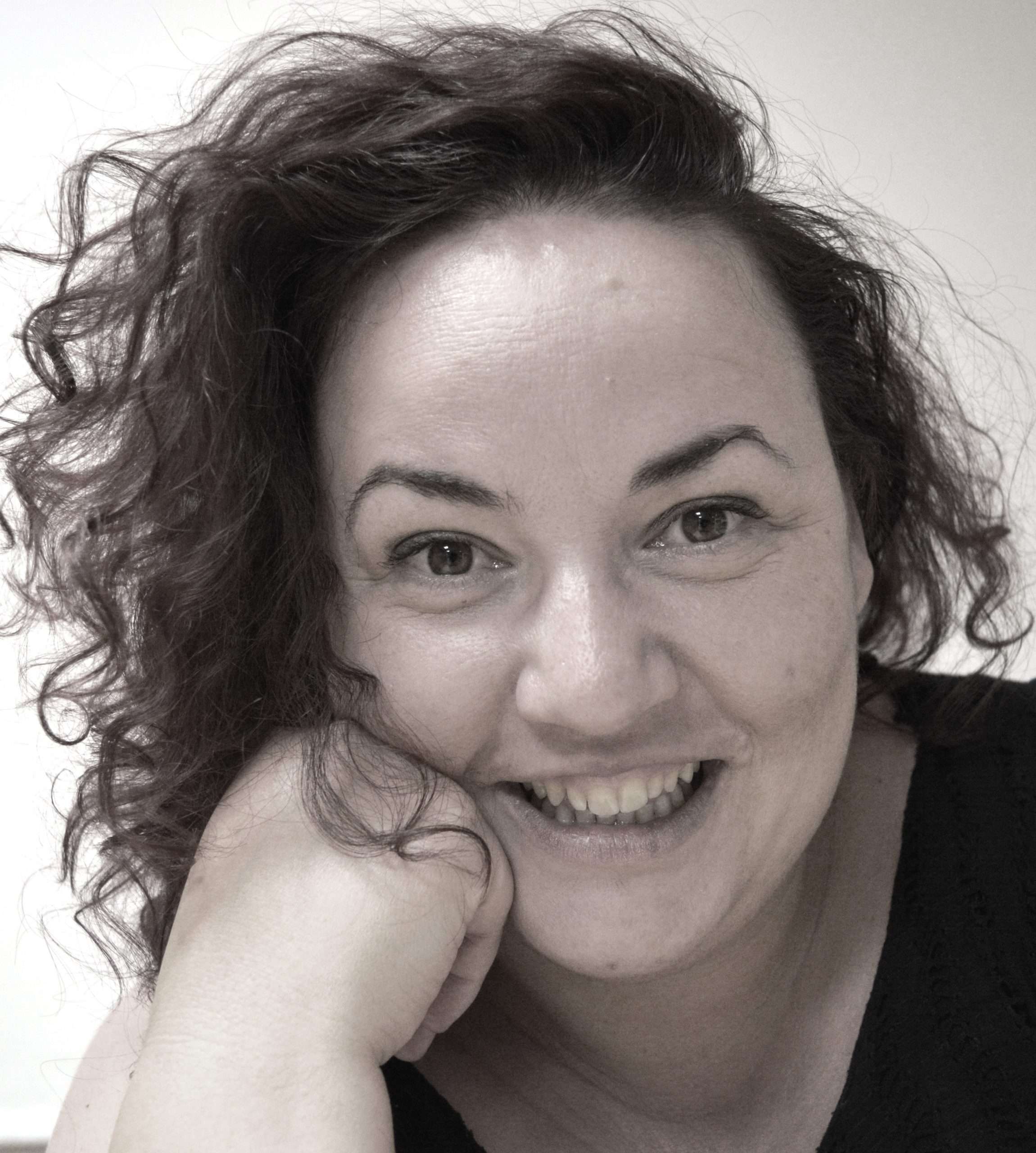 Esmeralda Carroza García presenta su poemario 'Poesías originales para familias geniales'