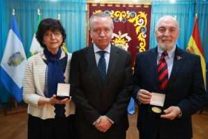 Juan Calderón y Ángeles Mora reciben la Medalla de San Isidoro de Sevilla