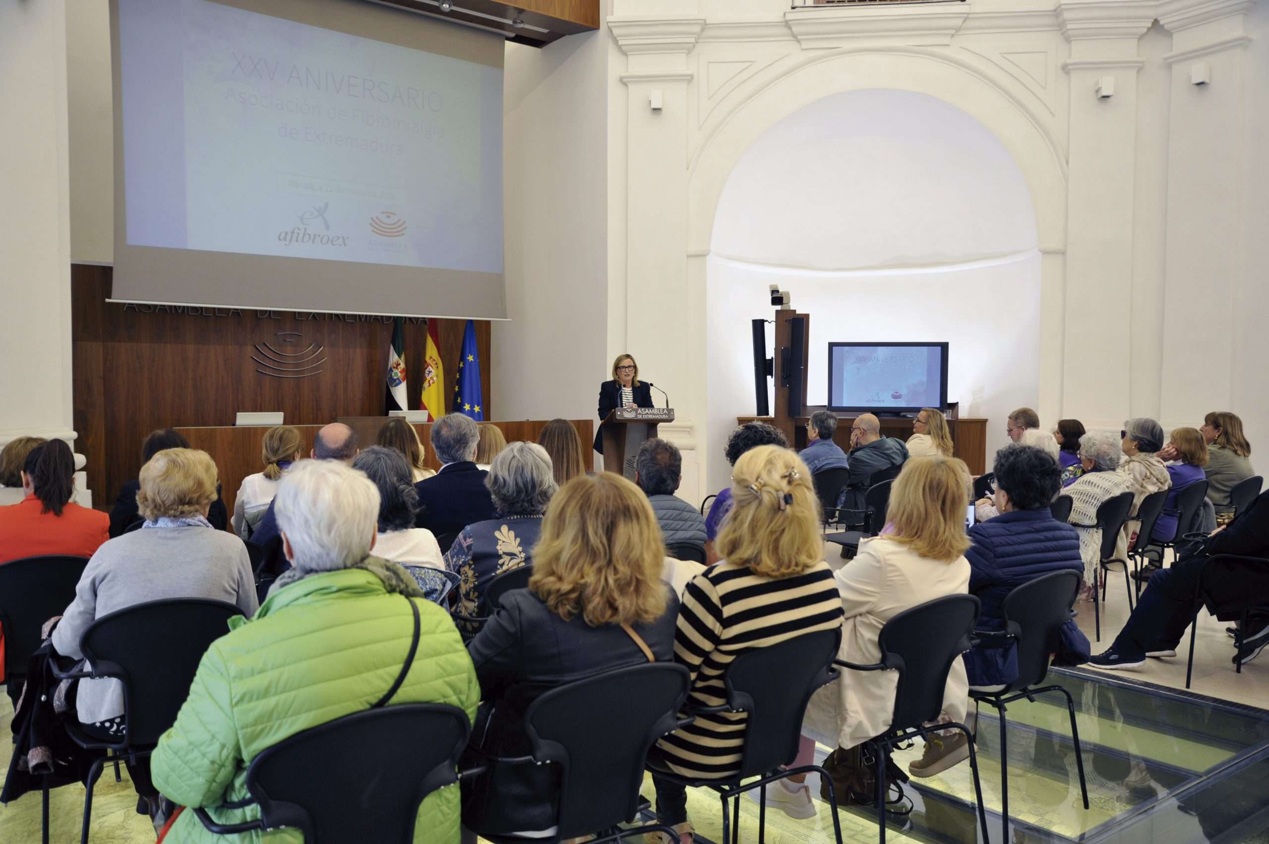 La Asamblea de Extremadura conmemora el XXV Aniversario de la Asociación Extremeña de la Fibromialgia