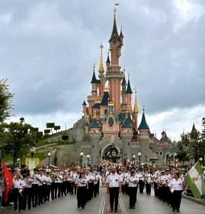 La Banda de Trebujena, dirigida por el extremeño Miguel Ángel Martín, hace historia al desfilar en Disneyland París