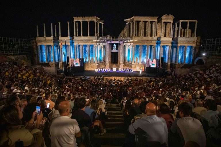 El Teatro Romano de Mérida congrega a la sociedad extremeña para entregar las Medallas de Extremadura