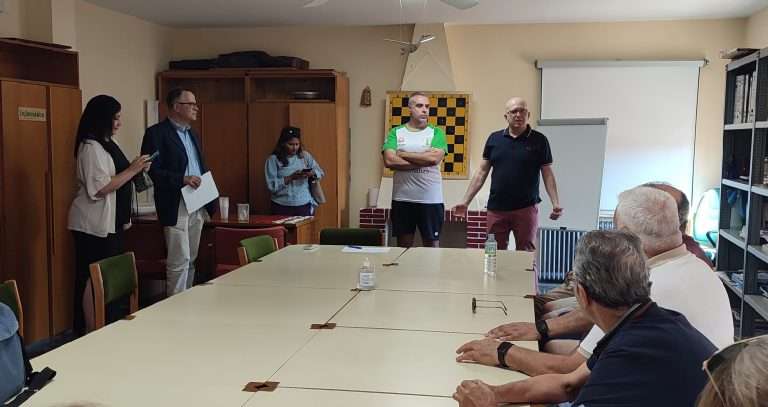 La Federación Internacional de Ajedrez se interesa por los programas terapéuticos que se desarrollan en Extremadura
