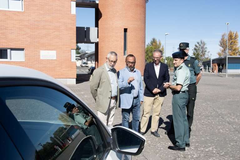 La Diputación de Cáceres cede un vehículo a la Guardia Civil para reforzar la lucha contra la violencia de género