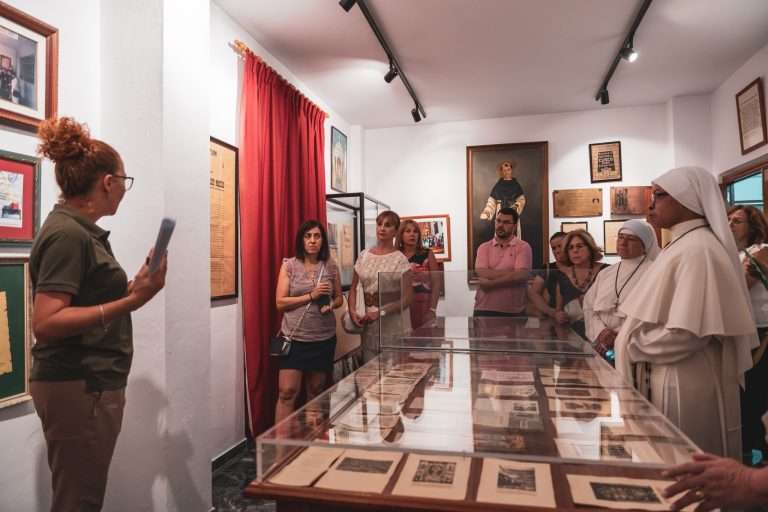 Más de 80 personas participan en la ruta guiada 'La poderosa presencia de San Juan Macías' durante la Semana Jubilar de Ribera del Fresno