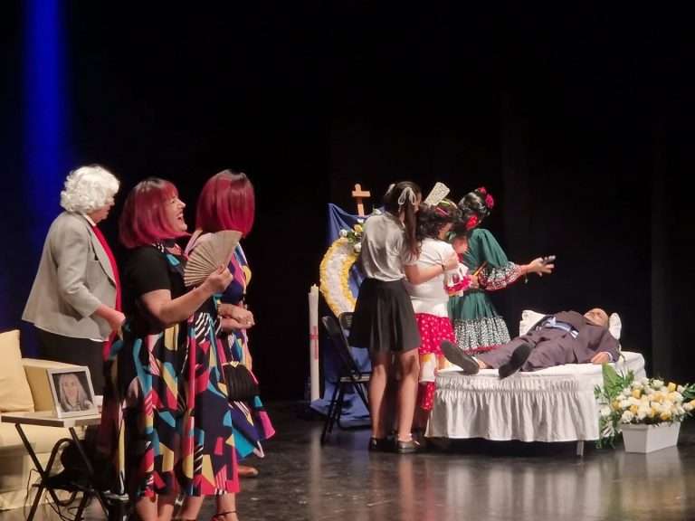 Batilo Teatro conquista al público del Gran Teatro de Cáceres con 'Pésame, pésame mucho'