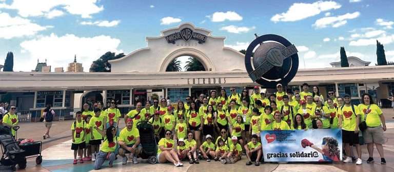El programa de Respiro Familiar de ADMO Extremadura visita el Parque Warner de Madrid