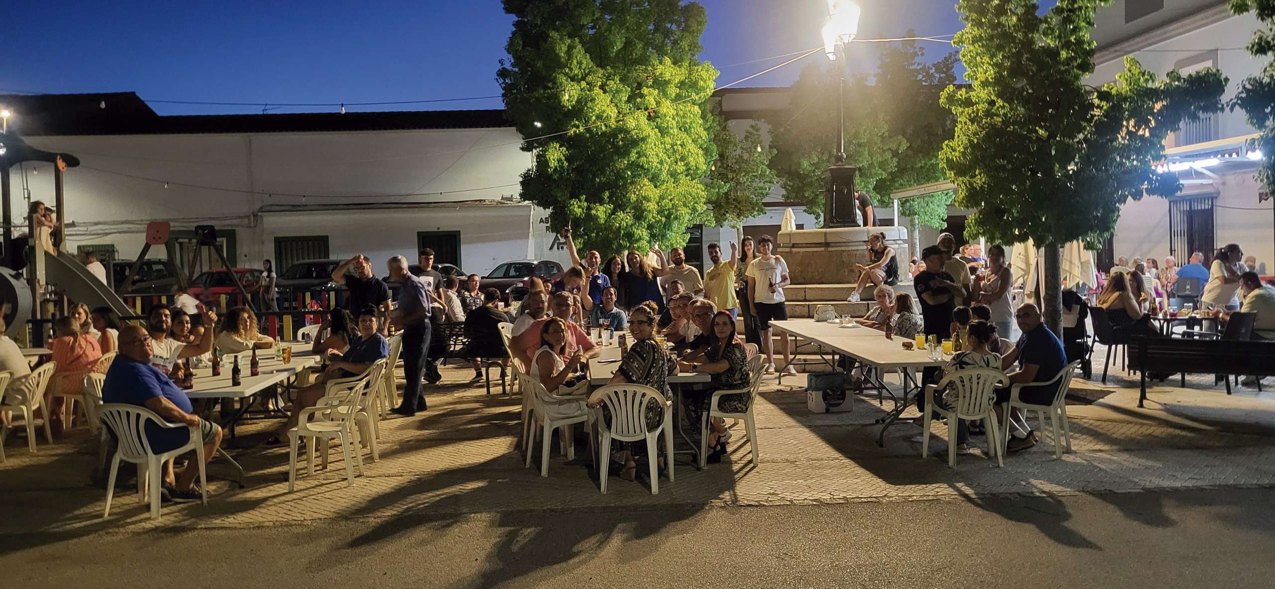 Si juntas motor, gente buena, pueblos, concentración, cena y baile sale el potaje perfecto