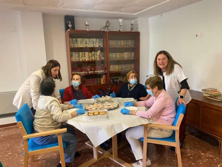 Los residentes del Centro Cervantes de Cáceres diseñan su propio menú semanal para potenciar su independencia